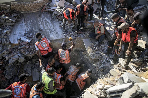 11 Palestinians killed as damaged six-story building collapses onto displaced tents in Gaza GAZA CITY, GAZA, PALESTINE - SEPTEMBER 16: Civil defense and municipal teams conduct search and rescue operations in the rubble of a collapsed six-story building in the Es-Sinaa area of Gaza City, Gaza, Palestine on September 16, 2026. At least eleven Palestinians, including five children, were killed and 14 others sustained injuries when the building, previously damaged by past Israeli military attacks, collapsed. Saeed M. M. T. Jaras Anadolu Gaza City Gaza. Editorial use only. Please get in touch for any other usage.  Copyright: x2026xAnadoluxSaeedxM.xM.xT.xJarasx
