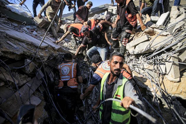 11 Palestinians killed as damaged six-story building collapses onto displaced tents in Gaza GAZA CITY, GAZA, PALESTINE - SEPTEMBER 16: Civil defense and municipal teams conduct search and rescue operations in the rubble of a collapsed six-story building in the Es-Sinaa area of Gaza City, Gaza, Palestine on September 16, 2026. At least eleven Palestinians, including five children, were killed and 14 others sustained injuries when the building, previously damaged by past Israeli military attacks, collapsed. Saeed M. M. T. Jaras Anadolu Gaza City Gaza. Editorial use only. Please get in touch for any other usage.  Copyright: x2026xAnadoluxSaeedxM.xM.xT.xJarasx