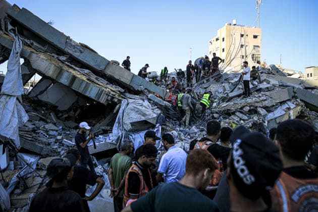 11 Palestinians killed as damaged six-story building collapses onto displaced tents in Gaza GAZA CITY, GAZA, PALESTINE - SEPTEMBER 16: Civil defense and municipal teams conduct search and rescue operations in the rubble of a collapsed six-story building in the Es-Sinaa area of Gaza City, Gaza, Palestine on September 16, 2026. At least eleven Palestinians, including five children, were killed and 14 others sustained injuries when the building, previously damaged by past Israeli military attacks, collapsed. Saeed M. M. T. Jaras Anadolu Gaza City Gaza. Editorial use only. Please get in touch for any other usage.  Copyright: x2026xAnadoluxSaeedxM.xM.xT.xJarasx