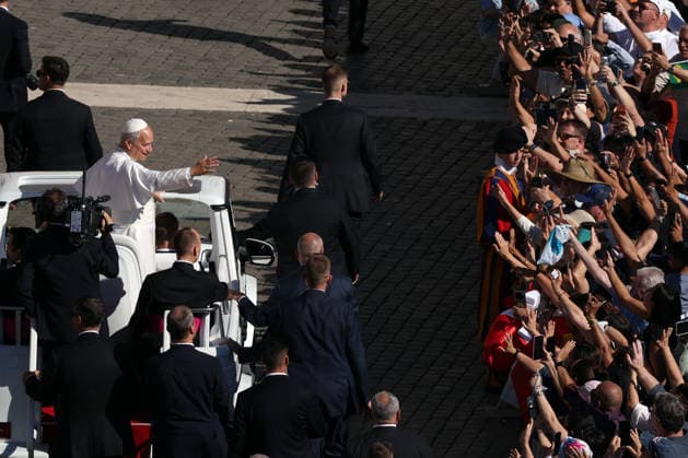 IPA88589171 - Vatican City - Italy, September 16, 2026: The pontiff, a likely candidate for the papacy, greets the faithful in the square and blesses the children. Pope Leo XIV presides over the Wednesday General Audience in St. Peter™s Square. This morning, thousands of faithful and pilgrims from around the world gathered in St. Peter™s Square to attend the Wednesday General Audience with Pope Leo XIV. It was a moment of prayer, listening, and communion that filled the square with hope, reflection, and joy.  Copyright: xmarcoxiacobuccix xmarcoxiacobuccix IPA88589171