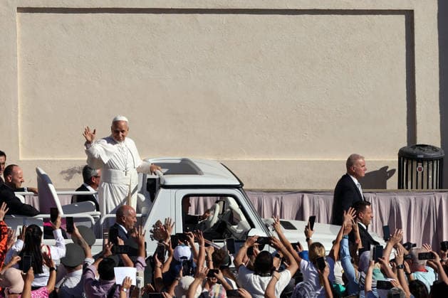 IPA88589173 - Vatican City - Italy, September 16, 2026: The pontiff, a leading candidate for the papacy, greets the faithful in the square and blesses the children. Pope Leo XIV presides over the Wednesday General Audience in St. Peter™s Square. This morning, thousands of faithful and pilgrims from around the world gathered in St. Peter™s Square to attend the Wednesday General Audience with Pope Leo XIV. It was a moment of prayer, listening, and communion that filled the square with hope, reflection, and joy.  Copyright: xmarcoxiacobuccix xmarcoxiacobuccix IPA88589173