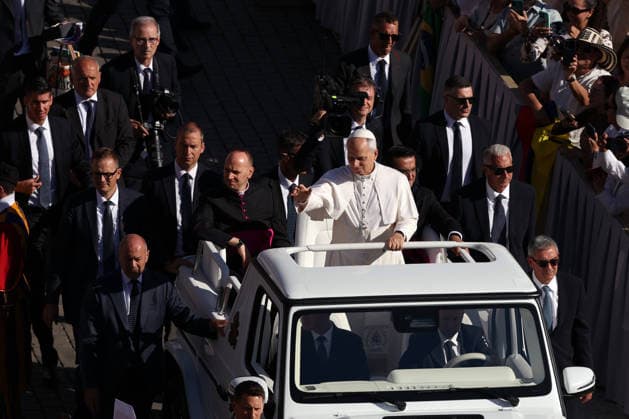 IPA88589178 - Vatican City - Italy, September 16, 2026: The pontiff, a leading candidate for the papacy, greets the faithful in the square and blesses the children. Pope Leo XIV presides over the Wednesday General Audience in St. Peter™s Square. This morning, thousands of faithful and pilgrims from around the world gathered in St. Peter™s Square to attend the Wednesday General Audience with Pope Leo XIV. It was a moment of prayer, listening, and communion that filled the square with hope, reflection, and joy.  Copyright: xmarcoxiacobuccix xmarcoxiacobuccix IPA88589178