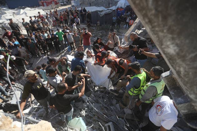 Rescuers search collapsed building for missing in Gaza City Rescuers excavate rubble to retrieve bodies from a collapsed building in the Tal al-Hawa area of Gaza City on September 16, 2026. Gaza s civil defence agency said rescuers were searching for dozens of missing people after the six-storey building, which housed people displaced by the war with Israel, collapsed killing eight people, including children, and fell onto nearby residential structures and tents. Photo by Belal Osama apaimages Gaza Gaza Strip Palestinian Territory 160926_Gaza_BO_00(17) Copyright: xapaimagesxBelalxOsamax xapaimagesx