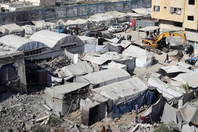 Rescuers search collapsed building for missing in Gaza City Rescuers excavate rubble to retrieve bodies from a collapsed building in the Tal al-Hawa area of Gaza City on September 16, 2026. Gaza s civil defence agency said rescuers were searching for dozens of missing people after the six-storey building, which housed people displaced by the war with Israel, collapsed killing eight people, including children, and fell onto nearby residential structures and tents. Photo by Belal Osama apaimages Gaza Gaza Strip Palestinian Territory 160926_Gaza_BO_00(26) Copyright: xapaimagesxBelalxOsamax xapaimagesx
