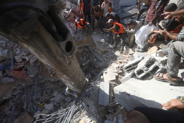 Rescuers search collapsed building for missing in Gaza City Rescuers excavate rubble to retrieve bodies from a collapsed building in the Tal al-Hawa area of Gaza City on September 16, 2026. Gaza s civil defence agency said rescuers were searching for dozens of missing people after the six-storey building, which housed people displaced by the war with Israel, collapsed killing eight people, including children, and fell onto nearby residential structures and tents. Photo by Belal Osama apaimages Gaza Gaza Strip Palestinian Territory 160926_Gaza_BO_00(7) Copyright: xapaimagesxBelalxOsamax xapaimagesx