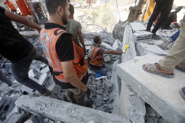 Rescuers search collapsed building for missing in Gaza City Rescuers excavate rubble to retrieve bodies from a collapsed building in the Tal al-Hawa area of Gaza City on September 16, 2026. Gaza s civil defence agency said rescuers were searching for dozens of missing people after the six-storey building, which housed people displaced by the war with Israel, collapsed killing eight people, including children, and fell onto nearby residential structures and tents. Photo by Belal Osama apaimages Gaza Gaza Strip Palestinian Territory 160926_Gaza_BO_00(18) Copyright: xapaimagesxBelalxOsamax xapaimagesx