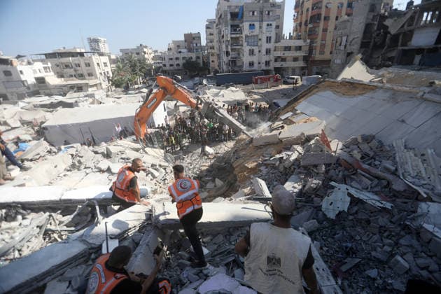 Rescuers search collapsed building for missing in Gaza City Rescuers excavate rubble to retrieve bodies from a collapsed building in the Tal al-Hawa area of Gaza City on September 16, 2026. Gaza s civil defence agency said rescuers were searching for dozens of missing people after the six-storey building, which housed people displaced by the war with Israel, collapsed killing eight people, including children, and fell onto nearby residential structures and tents. Photo by Belal Osama apaimages Gaza Gaza Strip Palestinian Territory 160926_Gaza_BO_00(19) Copyright: xapaimagesxBelalxOsamax xapaimagesx