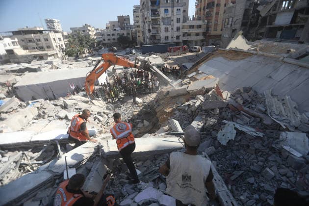 Rescuers search collapsed building for missing in Gaza City Rescuers excavate rubble to retrieve bodies from a collapsed building in the Tal al-Hawa area of Gaza City on September 16, 2026. Gaza s civil defence agency said rescuers were searching for dozens of missing people after the six-storey building, which housed people displaced by the war with Israel, collapsed killing eight people, including children, and fell onto nearby residential structures and tents. Photo by Belal Osama apaimages Gaza Gaza Strip Palestinian Territory 160926_Gaza_BO_00(20) Copyright: xapaimagesxBelalxOsamax xapaimagesx