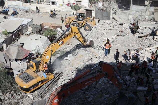 Rescuers search collapsed building for missing in Gaza City Rescuers excavate rubble to retrieve bodies from a collapsed building in the Tal al-Hawa area of Gaza City on September 16, 2026. Gaza s civil defence agency said rescuers were searching for dozens of missing people after the six-storey building, which housed people displaced by the war with Israel, collapsed killing eight people, including children, and fell onto nearby residential structures and tents. Photo by Belal Osama apaimages Gaza Gaza Strip Palestinian Territory 160926_Gaza_BO_00(25) Copyright: xapaimagesxBelalxOsamax xapaimagesx