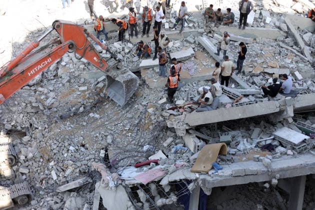 Rescuers search collapsed building for missing in Gaza City Rescuers excavate rubble to retrieve bodies from a collapsed building in the Tal al-Hawa area of Gaza City on September 16, 2026. Gaza s civil defence agency said rescuers were searching for dozens of missing people after the six-storey building, which housed people displaced by the war with Israel, collapsed killing eight people, including children, and fell onto nearby residential structures and tents. Photo by Belal Osama apaimages Gaza Gaza Strip Palestinian Territory 160926_Gaza_BO_00(27) Copyright: xapaimagesxBelalxOsamax xapaimagesx