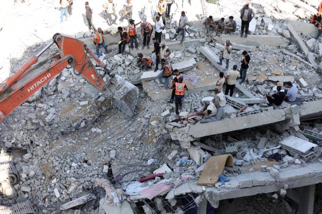 Rescuers search collapsed building for missing in Gaza City Rescuers excavate rubble to retrieve bodies from a collapsed building in the Tal al-Hawa area of Gaza City on September 16, 2026. Gaza s civil defence agency said rescuers were searching for dozens of missing people after the six-storey building, which housed people displaced by the war with Israel, collapsed killing eight people, including children, and fell onto nearby residential structures and tents. Photo by Belal Osama apaimages Gaza Gaza Strip Palestinian Territory 160926_Gaza_BO_00(28) Copyright: xapaimagesxBelalxOsamax xapaimagesx