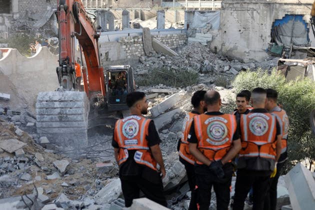 Rescuers search collapsed building for missing in Gaza City Rescuers excavate rubble to retrieve bodies from a collapsed building in the Tal al-Hawa area of Gaza City on September 16, 2026. Gaza s civil defence agency said rescuers were searching for dozens of missing people after the six-storey building, which housed people displaced by the war with Israel, collapsed killing eight people, including children, and fell onto nearby residential structures and tents. Photo by Belal Osama apaimages Gaza Gaza Strip Palestinian Territory 160926_Gaza_BO_00(3) Copyright: xapaimagesxBelalxOsamax xapaimagesx