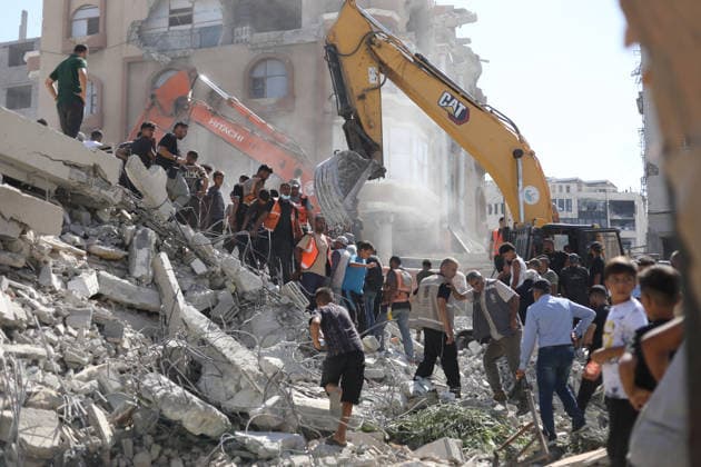 Rescuers search collapsed building for missing in Gaza City Rescuers excavate rubble to retrieve bodies from a collapsed building in the Tal al-Hawa area of Gaza City on September 16, 2026. Gaza s civil defence agency said rescuers were searching for dozens of missing people after the six-storey building, which housed people displaced by the war with Israel, collapsed killing eight people, including children, and fell onto nearby residential structures and tents. Photo by Belal Osama apaimages Gaza Gaza Strip Palestinian Territory 160926_Gaza_BO_00(36) Copyright: xapaimagesxBelalxOsamax xapaimagesx