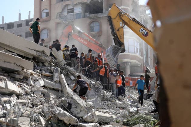 Rescuers search collapsed building for missing in Gaza City Rescuers excavate rubble to retrieve bodies from a collapsed building in the Tal al-Hawa area of Gaza City on September 16, 2026. Gaza s civil defence agency said rescuers were searching for dozens of missing people after the six-storey building, which housed people displaced by the war with Israel, collapsed killing eight people, including children, and fell onto nearby residential structures and tents. Photo by Belal Osama apaimages Gaza Gaza Strip Palestinian Territory 160926_Gaza_BO_00(37) Copyright: xapaimagesxBelalxOsamax xapaimagesx
