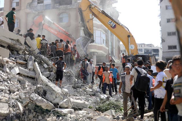 Rescuers search collapsed building for missing in Gaza City Rescuers excavate rubble to retrieve bodies from a collapsed building in the Tal al-Hawa area of Gaza City on September 16, 2026. Gaza s civil defence agency said rescuers were searching for dozens of missing people after the six-storey building, which housed people displaced by the war with Israel, collapsed killing eight people, including children, and fell onto nearby residential structures and tents. Photo by Belal Osama apaimages Gaza Gaza Strip Palestinian Territory 160926_Gaza_BO_00(38) Copyright: xapaimagesxBelalxOsamax xapaimagesx