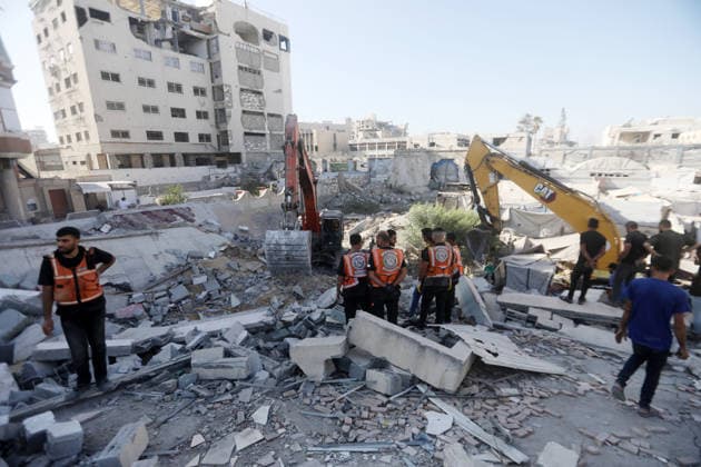 Rescuers search collapsed building for missing in Gaza City Rescuers excavate rubble to retrieve bodies from a collapsed building in the Tal al-Hawa area of Gaza City on September 16, 2026. Gaza s civil defence agency said rescuers were searching for dozens of missing people after the six-storey building, which housed people displaced by the war with Israel, collapsed killing eight people, including children, and fell onto nearby residential structures and tents. Photo by Belal Osama apaimages Gaza Gaza Strip Palestinian Territory 160926_Gaza_BO_00(4) Copyright: xapaimagesxBelalxOsamax xapaimagesx
