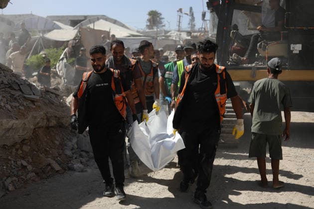 Rescuers search collapsed building for missing in Gaza City Rescuers excavate rubble to retrieve bodies from a collapsed building in the Tal al-Hawa area of Gaza City on September 16, 2026. Gaza s civil defence agency said rescuers were searching for dozens of missing people after the six-storey building, which housed people displaced by the war with Israel, collapsed killing eight people, including children, and fell onto nearby residential structures and tents. Photo by Belal Osama apaimages Gaza Gaza Strip Palestinian Territory 160926_Gaza_BO_00(41) Copyright: xapaimagesxBelalxOsamax xapaimagesx