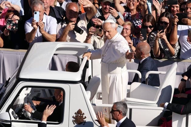 IPA88589198 - Vatican City - Italy, September 16, 2026: The pontiff, a leading candidate for the papacy, greets the faithful in the square and blesses the children. Pope Leo XIV presides over the Wednesday General Audience in St. Peter™s Square. This morning, thousands of faithful and pilgrims from around the world gathered in St. Peter™s Square to attend the Wednesday General Audience with Pope Leo XIV. It was a moment of prayer, listening, and communion that filled the square with hope, reflection, and joy.  Copyright: xmarcoxiacobuccix xmarcoxiacobuccix IPA88589198
