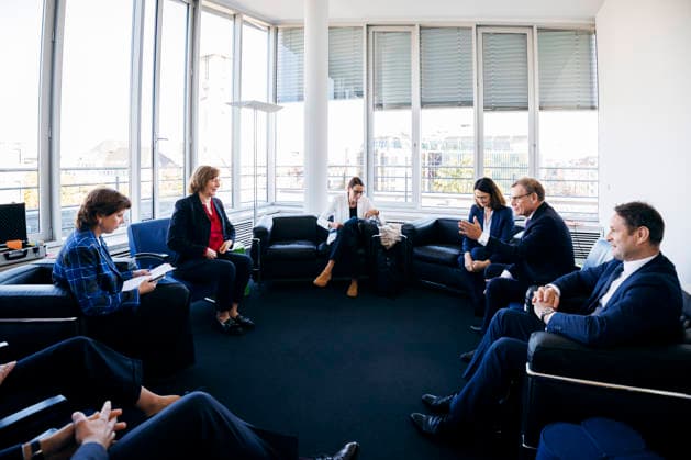 Johann Wadephul (CDU), Federal Minister of Foreign Affairs, meets with the leadership of the Goethe-Institut: Gesche Joost, President of the Goethe-Institut; Gitte Zschoch, Secretary General; Doreen Kirmse, Commercial Director; and Nicolas Peter, two vice presidents, for a meeting in Munich on September 15, 2026. Photographed on behalf of the Federal Foreign Office (AA), Mun Copyright: xFelixxZahnx