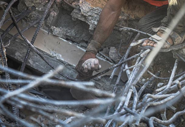 11 Palestinians killed as damaged six-story building collapses onto displaced tents in Gaza GAZA CITY, GAZA, PALESTINE - SEPTEMBER 16: Rescue workers extract the bodies of victims from the rubble after a damaged six-story building collapsed in the Al-Sinaa area of southwestern Gaza City, Gaza, Palestine on September 16, 2026. The building, previously damaged during Israeli airstrikes, collapsed onto neighboring tents housing displaced Palestinians, leaving at least 11 people dead, including five children, and injuring 14 others as civil defense and municipal teams continue search-and-rescue operations. Saeed M. M. T. Jaras Anadolu Gaza City Gaza. Editorial use only. Please get in touch for any other usage.  Copyright: x2026xAnadoluxSaeedxM.xM.xT.xJarasx