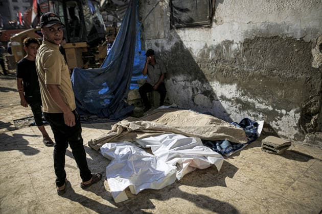 11 Palestinians killed as damaged six-story building collapses onto displaced tents in Gaza GAZA CITY, GAZA, PALESTINE - SEPTEMBER 16: Search and rescue teams on duty around the rubble after a damaged six-story building collapsed in the Al-Sinaa area of southwestern Gaza City, Gaza, Palestine on September 16, 2026. The building, previously damaged during Israeli airstrikes, collapsed onto neighboring tents housing displaced Palestinians, leaving at least 11 people dead, including five children, and injuring 14 others as civil defense and municipal teams continue search-and-rescue operations. Saeed M. M. T. Jaras Anadolu Gaza City Gaza. Editorial use only. Please get in touch for any other usage.  Copyright: x2026xAnadoluxSaeedxM.xM.xT.xJarasx