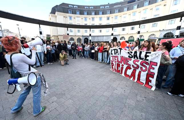 Demonstration by the Federation of Francophone Students (FEF) BRUSSELS, BELGIUM - SEPTEMBER 16 : Demonstration by the Federation of Francophone Students (FEF) against the rise in the cost of studying on September 16, 2026 in Brussels, Belgium, 16 09 2026 Brussels Belgium  Copyright: xDidierxLebrunx