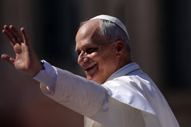 IPA88591963 - Vatican City - Italy, September 16, 2026: At the end of the audience, the pontiff greets the faithful from the popemobile. Pope Leo XIV presides over the Wednesday General Audience in St. Peter™s Square. This morning, thousands of faithful and pilgrims from around the world gathered in St. Peter™s Square to attend the Wednesday General Audience with Pope Leo XIV. It was a moment of prayer, listening, and communion that filled the square with hope, reflection, and joy.  Copyright: xmarcoxiacobuccix xmarcoxiacobuccix IPA88591963