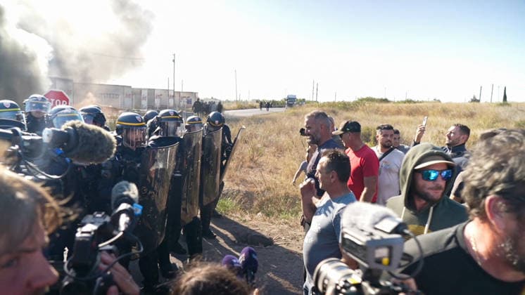 French Fishermen Block the Oil Depot of Frontignan - France Videograbs - French Republican Security Corps (CRS - Compagnies Republicaines de Securite) police officers intervene as French fishermen block the access of the oil depot of Frontignan, near Sete, south of France, on September 16, 2026 during a a protest aimed at drawing the government’s attention to rising fuel prices and the deterioration in their working conditions. Photo by CLPRESS ABACAPRESS.COM Frontignan France  Copyright: xCLPRESS ABACAx