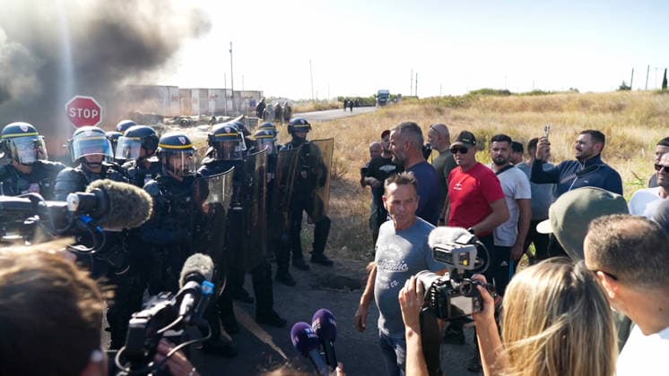 French Fishermen Block the Oil Depot of Frontignan - France Videograbs - French Republican Security Corps (CRS - Compagnies Republicaines de Securite) police officers intervene as French fishermen block the access of the oil depot of Frontignan, near Sete, south of France, on September 16, 2026 during a a protest aimed at drawing the government’s attention to rising fuel prices and the deterioration in their working conditions. Photo by CLPRESS ABACAPRESS.COM Frontignan France  Copyright: xCLPRESS ABACAx