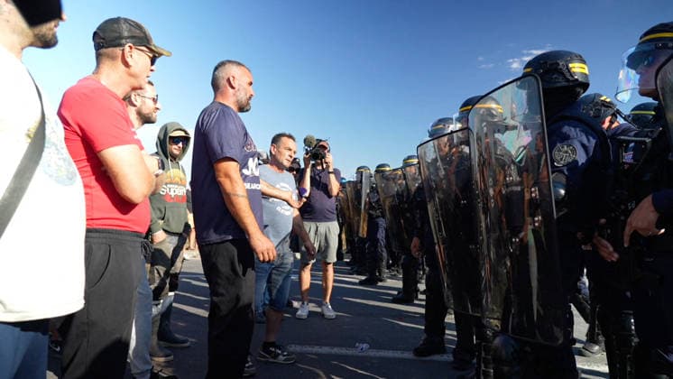 French Fishermen Block the Oil Depot of Frontignan - France Videograbs - French Republican Security Corps (CRS - Compagnies Republicaines de Securite) police officers intervene as French fishermen block the access of the oil depot of Frontignan, near Sete, south of France, on September 16, 2026 during a a protest aimed at drawing the government’s attention to rising fuel prices and the deterioration in their working conditions. Photo by CLPRESS ABACAPRESS.COM Frontignan France  Copyright: xCLPRESS ABACAx