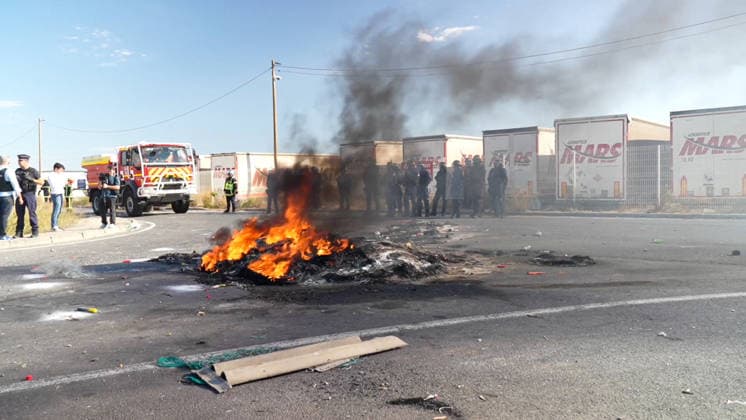 French Fishermen Block the Oil Depot of Frontignan - France Videograbs - French fishermen make a fire as they block the access of the oil depot of Frontignan, near Sete, south of France, on September 16, 2026 during a a protest aimed at drawing the government’s attention to rising fuel prices and the deterioration in their working conditions. Photo by CLPRESS ABACAPRESS.COM Frontignan France  Copyright: xCLPRESS ABACAx