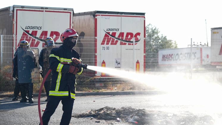 French Fishermen Block the Oil Depot of Frontignan - France Videograbs - French fishermen make a fire as they block the access of the oil depot of Frontignan, near Sete, south of France, on September 16, 2026 during a a protest aimed at drawing the government’s attention to rising fuel prices and the deterioration in their working conditions. Photo by CLPRESS ABACAPRESS.COM Frontignan France  Copyright: xCLPRESS ABACAx