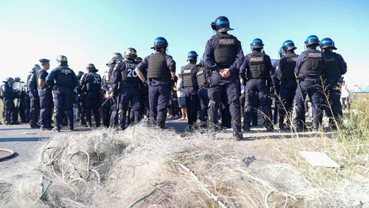 French Fishermen Block the Oil Depot of Frontignan - France Videograbs - French Republican Security Corps (CRS - Compagnies Republicaines de Securite) police officers intervene as French fishermen block the access of the oil depot of Frontignan, near Sete, south of France, on September 16, 2026 during a a protest aimed at drawing the government’s attention to rising fuel prices and the deterioration in their working conditions. Photo by CLPRESS ABACAPRESS.COM Frontignan France  Copyright: xCLPRESS ABACAx
