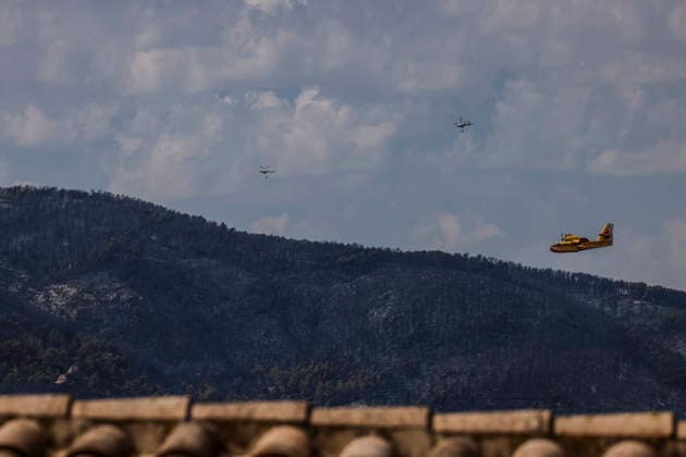 The Tuéjar fire has burned 880 hectares, and efforts are focused on preventing it from crossing the reservoir ahead of the storm. An airplane is assisting in the efforts to extinguish the wildfire, on September 16, 2026, in Tuéjar, Valencia, Valencian Community, Spain. The fire, which broke out on the afternoon of Tuesday, September 15, in the Valencian town of Tuéjar, has evolved favorably overnight, but it remains active, and efforts are now focused on preventing it from spreading west of the reservoir, with authorities monitoring the storm expected this afternoon and wind conditions, which may be erratic, with gusts ranging from 50 to 80 kilometers per hour SEPTEMBER 16, 2026 Tuéjar, Valencia, Valencian Community Tuéjar, Valencia, Valen Copyright: xRoberxSolsonax 7778870