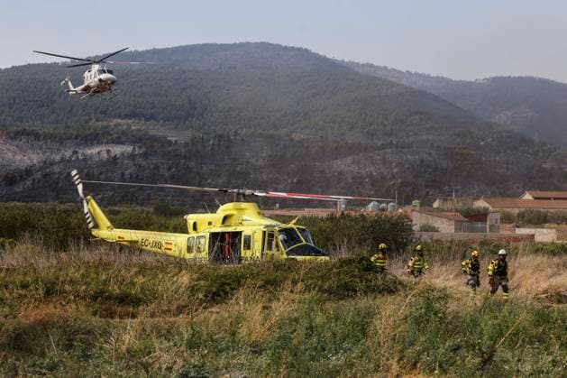 The Tuéjar fire has burned 880 hectares, and efforts are focused on preventing it from crossing the reservoir ahead of the storm. A helicopter is assisting in the efforts to extinguish the wildfire, on September 16, 2026, in Tuéjar, Valencia, Valencian Community, Spain. The fire, which broke out on the afternoon of Tuesday, September 15, in the Valencian town of Tuéjar, has evolved favorably overnight, but it remains active, and efforts are now focused on preventing it from spreading west of the reservoir as authorities monitor the storm expected this afternoon and the changing wind conditions, which may be erratic with gusts ranging from 50 to 80 kilometers per hour SEPTEMBER 16, 2026 Tuéjar, Valencia, Valencian Community Tuéjar, Valencia Copyright: xRoberxSolsonax 7778871