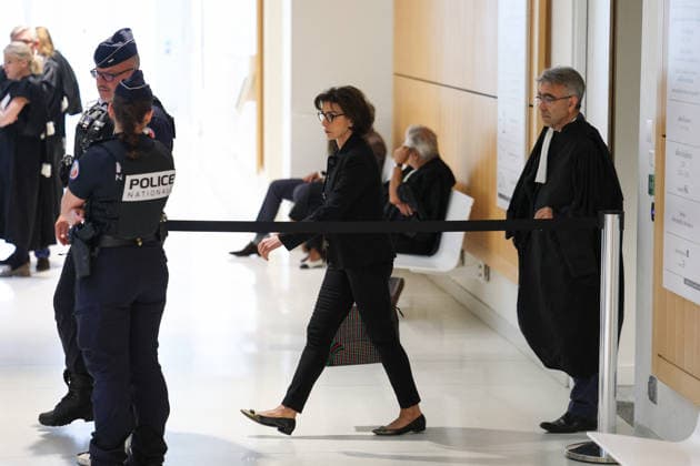 Rachida Dati and Carlos Ghosn Trial - Paris Mayor of the 7th district of Paris and Former French Minister Rachida Dati and his lawyer Antoine Beauquier pictured on the first day of corruption and influence trial in Paris, France on September 16 2026. Rachida Dati is accused of corruption and influence peddling over Ä900,000 she received in consultancy fees from a company linked to Renault-Nissan while serving as an MEP. Photo by Raphaël Lafargue ABACAPRESS.COM Paris France  Copyright: xLafarguexRaphael ABACAx