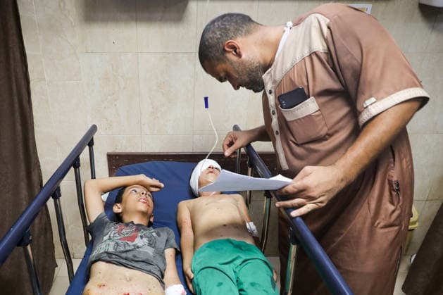 Israeli attacks continue on Gaza DEIR AL-BALAH, GAZA, PALESTINE - SEPTEMBER 16 : (EDITORS NOTE: Image depicts graphic content) An injured Palestinian child receives medical treatment at Al-Awda Hospital after an Israeli attack targeted a group of Palestinians waiting to collect water at the Bureij Refugee Camp in the central Gaza Strip, in Deir al-Balah, Gaza, Palestine on September 16, 2026. Moiz Salhi Anadolu Deir Al Balah Gaza. Editorial use only. Please get in touch for any other usage.  Copyright: x2026xAnadoluxMoizxSalhix