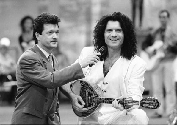 Costa Cordalis on MDR in 1992, Chemnitz, at the MDR television studio in Chemnitz-Rabenstein, on the show *Schätzen Sie mal* (Guess What), host Lutz Hoff in conversation with Costa Cordalis, Chemnitz, West Germany, Saxony