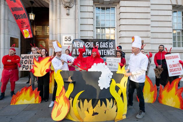 Fossil Free London stages ‘boiling point’ protest over new oil and gas in UK - 16 Sep 2026 Activists from Fossil Free London stage a protest outside the Department for Energy Security and Net Zero (DESNZ) in Whitehall. The protest feature a giant lobster inside a cooking pot surrounded by demonstrators dressed as ‘Shell chefs’. The lobster represents a planet being pushed towards dangerous levels of warming, while the ‘Shell chefs’ represent the fossil fuel industry continuing to pursue new oil and gas projects. The action comes as the Government faces pressure over new North Sea oil and gas developments, including the Rosebank and Jackdaw fields. London United Kingdom Copyright: xAndreaxDomeniconix xSOPAxImagesx ADOMENICONI_BOILING_POINT_Z63_5048