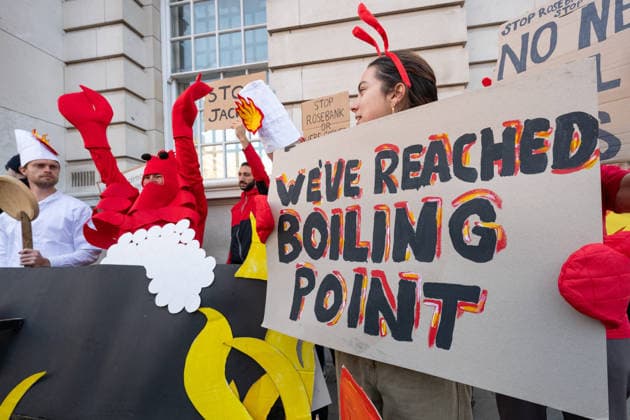 Fossil Free London stages ‘boiling point’ protest over new oil and gas in UK - 16 Sep 2026 Activists from Fossil Free London stage a protest outside the Department for Energy Security and Net Zero (DESNZ) in Whitehall. The protest feature a giant lobster inside a cooking pot surrounded by demonstrators dressed as ‘Shell chefs’. The lobster represents a planet being pushed towards dangerous levels of warming, while the ‘Shell chefs’ represent the fossil fuel industry continuing to pursue new oil and gas projects. The action comes as the Government faces pressure over new North Sea oil and gas developments, including the Rosebank and Jackdaw fields. London United Kingdom Copyright: xAndreaxDomeniconix xSOPAxImagesx ADOMENICONI_BOILING_POINT_Z63_5519