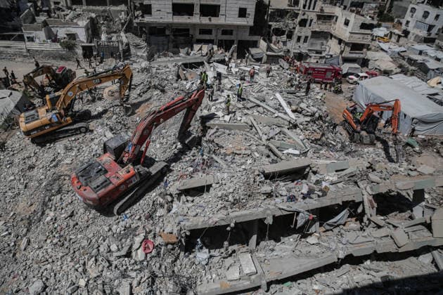 September 16, 2026, Palestine: Gaza Civil Defense teams rescue people from a collapsed building on in the Al-Sinaa area west of Gaza City, Gaza. Initial reports indicated multiple people had died and dozens were missing. Palestine - ZUMAe144 20260916_zip_e144_022 Copyright: xMohammadxAbuxElsebahx