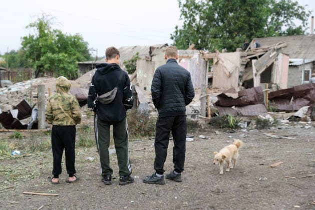 RUSSIA, DONETSK PEOPLE S REPUBLIC - SEPTEMBER 16, 2026: People look at a house destroyed by a drone strike in Zolotorevka. Dmitry Yagodkin TASS  97818280