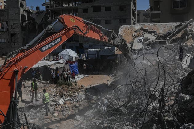 September 16, 2026, Palestine: Gaza Civil Defense teams rescue people from a collapsed building on in the Al-Sinaa area west of Gaza City, Gaza. Initial reports indicated multiple people had died and dozens were missing. Palestine - ZUMAe144 20260916_zip_e144_033 Copyright: xMohammadxAbuxElsebahx