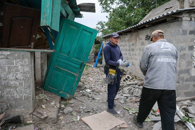 RUSSIA, DONETSK PEOPLE S REPUBLIC - SEPTEMBER 16, 2026: Men remove debris from a house destroyed by a drone strike in Zolotorevka Russia  - ZUMAt113 20260916_zaa_t113_344 Copyright: xDmitryxYagodkinx