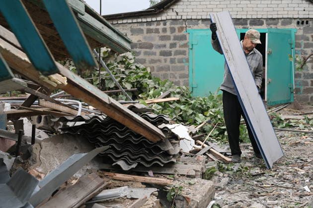 RUSSIA, DONETSK PEOPLE S REPUBLIC - SEPTEMBER 16, 2026: A man removes debris from a house destroyed a drone strike in Zolotorevka Russia  - ZUMAt113 20260916_zaa_t113_345 Copyright: xDmitryxYagodkinx