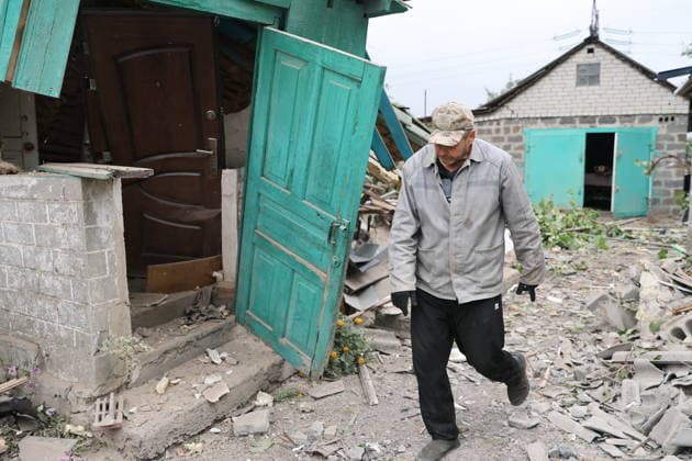 RUSSIA, DONETSK PEOPLE S REPUBLIC - SEPTEMBER 16, 2026: A man removes debris from a house destroyed a drone strike in Zolotorevka Russia  - ZUMAt113 20260916_zaa_t113_346 Copyright: xDmitryxYagodkinx