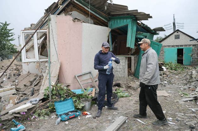 RUSSIA, DONETSK PEOPLE S REPUBLIC - SEPTEMBER 16, 2026: Men remove debris from a house destroyed by a drone strike in Zolotorevka Russia  - ZUMAt113 20260916_zaa_t113_347 Copyright: xDmitryxYagodkinx