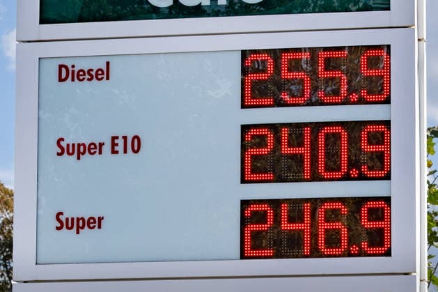 Fuel prices at a Shell gas station on September 16, 2026. Close-up of the price display at a Shell gas station. The price per liter of diesel is 2.559 euros, while Super E10 is priced at 2.409 euros and Super at 2.469 euros. The image
