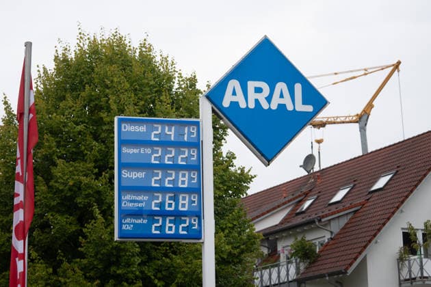 Aral gas station, gas pump, fuel nozzle, gas station display, fuel prices, gasoline, Super E10, Super E5, diesel, fuel prices, refueling, drivers, traffic, mobility, commuters, record prices, price increases, high fuel prices, energy prices, Copyright: xFINLEYxMÖRCHx