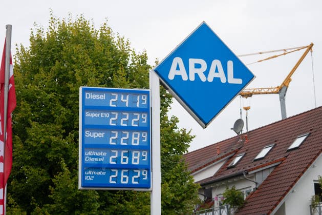 Aral gas station, gas pump, fuel nozzle, gas station display, fuel prices, gasoline, Super E10, Super E5, diesel, fuel prices, refueling, drivers, traffic, mobility, commuters, record prices, price increases, high fuel prices, energy prices, Copyright: xFINLEYxMÖRCHx